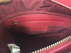 Genuine Charles & Keith items are always crafted from delicate, exquisite, and crisp leather; the needle lines are always extremely meticulously handled; there are no signs of fraying or thread defects; and the stitch spacing is always extremely even.