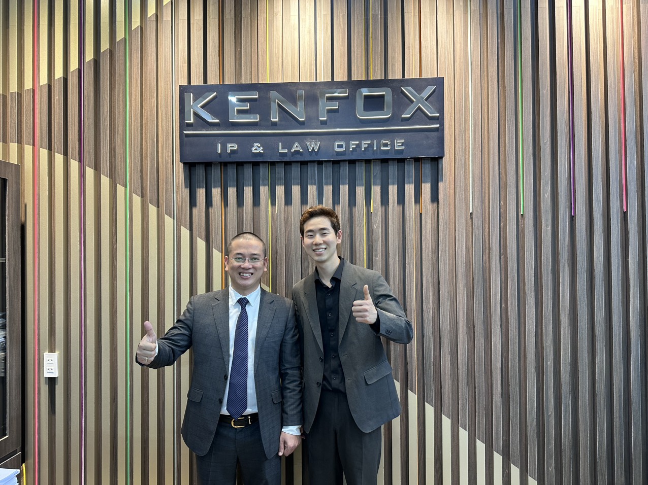 Sau hội thảo tại Seoul vào ngày 14 tháng 3 năm 2023 do KITA và KMDIA đồng tổ chức, chúng tôi, KENFOX IP & Law Office rất vui được tiếp đón một công ty Hàn Quốc đến thăm và làm việc văn phòng của chúng tôi tại Hà Nội để được tư vấn về việc đăng ký mỹ phẩm và bảo hộ quyền sở hữu trí tuệ (SHTT) tại Việt Nam.