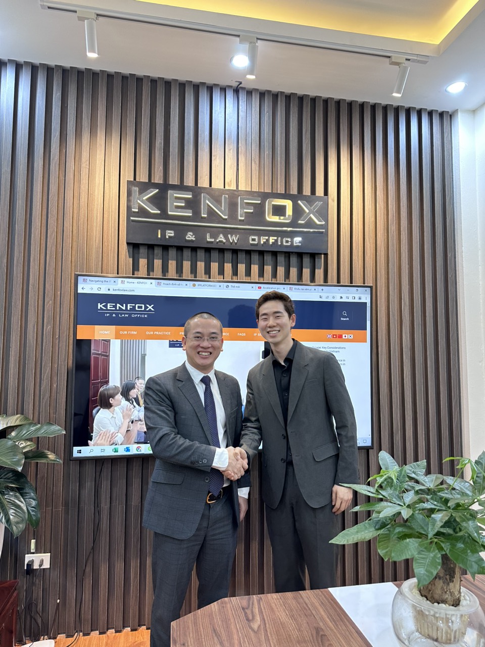 Công ty Hàn Quốc đã nhận ra tầm quan trọng của việc bảo vệ quyền SHTT của họ tại Việt Nam và tiềm năng phát triển trong thị trường mỹ phẩm. Trong chuyến thăm, đội ngũ của KENFOX đã cung cấp cho đại diện công ty Hàn Quốc bức tranh tổng quan về các yêu cầu pháp lý đối với việc đăng ký mỹ phẩm tại Việt Nam và các bước liên quan đến quy trình đăng ký mỹ phẩm.