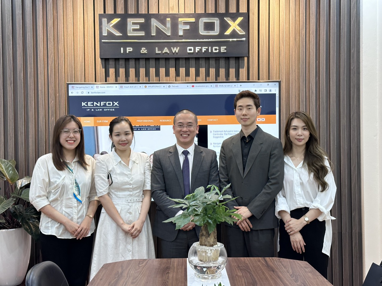 Công ty Hàn Quốc đã nhận ra tầm quan trọng của việc bảo vệ quyền SHTT của họ tại Việt Nam và tiềm năng phát triển trong thị trường mỹ phẩm. Trong chuyến thăm, đội ngũ của KENFOX đã cung cấp cho đại diện công ty Hàn Quốc bức tranh tổng quan về các yêu cầu pháp lý đối với việc đăng ký mỹ phẩm tại Việt Nam và các bước liên quan đến quy trình đăng ký mỹ phẩm.